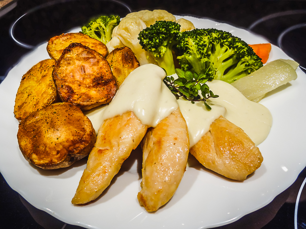Kuřecí prsíčka s přelivem z modrého sýra, blanšírovaná brokolice a domácí americké brambory